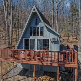 Cricket Chalet -- Pet Friendly, Grill, Wifi, Deck , Family Friendly , Game room, Arcade Game, Dry Bar, Hiking, Pool Access, Wood Stove, hôtel à Berkeley Springs