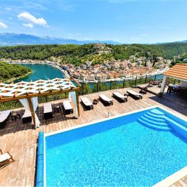 Dreamview & heated pool at Lucija 2, hotel in Novigrad Dalmatia