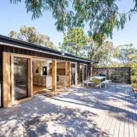Arlo Beach House - Somers Beachfront, Pet Friendly, Fireplace
