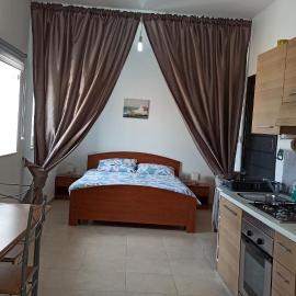 SW2 - Cosy studio in Xghajra, hotell i Xgħajra