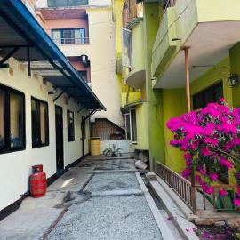 Lilen's Tahara - Entire apartment with private kitchen and bathroom, hotel di Kathmandu
