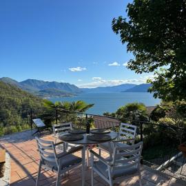 Artsy Italian lake retreat with stunning views!