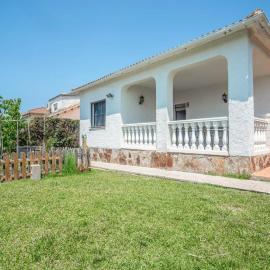 Preciosa casa con un enorme jardín, hotell i El Vendrell