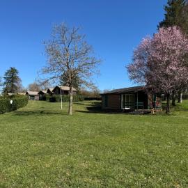Camping de Prémery Les prés de la ville، فندق في Prémery