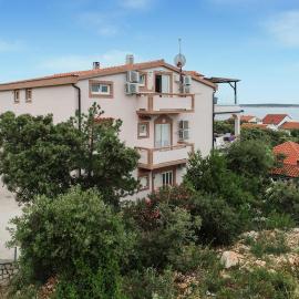 Beautiful Apartment In Mandre With House Sea View