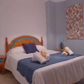 Hostel Conil - Habitaciones con baño privado en el centro de Conil, hotel in Conil de la Frontera