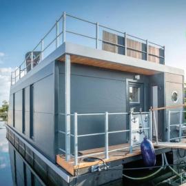 Hausboot Rán mit Dachterrasse in Schleswig, hotel in Schleswig