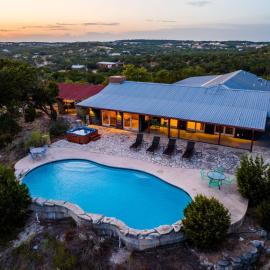 Legendary 3 Bedroom Estate with Pool & Hot Tub!, hotel in Dripping Springs