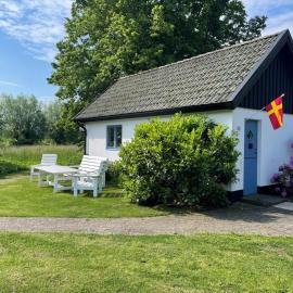 Gästhus i lummig trädgård - i idylliska Örum、Löderupのホテル
