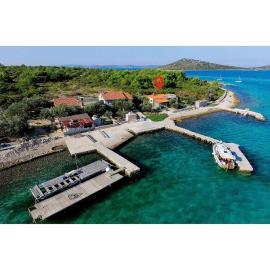 2 Bedroom Lovely Home In Zizanj, hotel a Rivanj