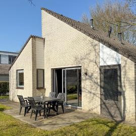 3 Bedroom Stunning Home In Hoeven, hotel a Hoeven