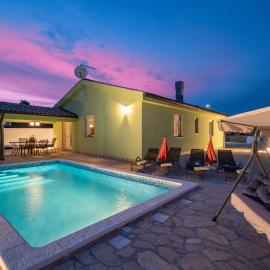 Villa Nora, a private villa with pool minutes from the beach, hotel Krmedben