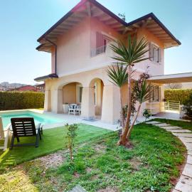 Villa Dolcevita piscina privata by Bookinggardalake