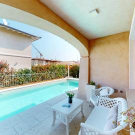 Villa Dolcevita piscina privata by Bookinggardalake, hotel in Manerba del Garda