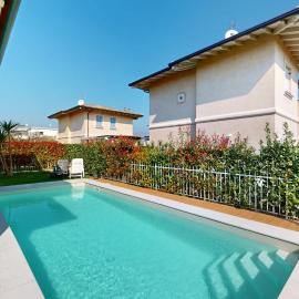 Villa Dolcevita piscina privata by Bookinggardalake, hotel din Manerba del Garda