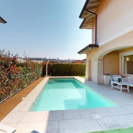 Villa Dolcevita piscina privata by Bookinggardalake: Manerba del Garda'da bir otel