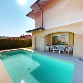 Villa Dolcevita piscina privata by Bookinggardalake, hotel v Manerbi del Garda