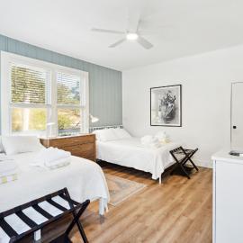Folliday Inn - The Dolphin - Room 36