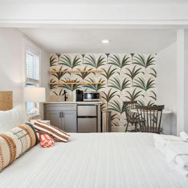 Folliday Inn - The Falls Flyer - Room 14, hotel in Folly Beach