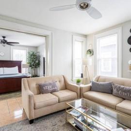 Revamped 3BR Apt with Easy Check-In Family-Friendly, hotel in Bridgeport