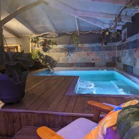 Insolite Bois Cailloux avec Spa, hotel a Saint-Remèze
