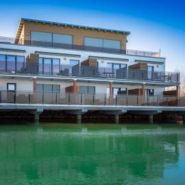 LAGOVIDA Kapitänskajüte e am Störmthaler See、グロースペスナのホテル