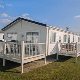 Manor Park Dog Friendly 2 bed, 6 berth Lodge with decking 600 Yard's From The Beach In Hunstanton