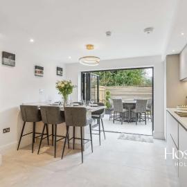 Queens Mews Brand New Luxury Home with Parking: Henley on Thames şehrinde bir otel