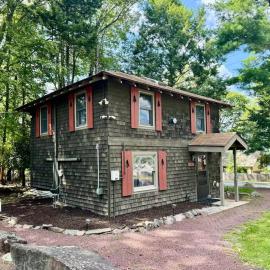 Lake View Cottage - Private Dock and Fire Pit, hotel a Lake Harmony