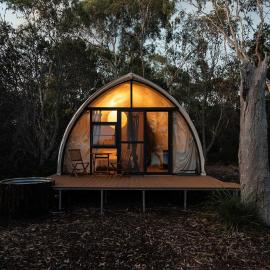 Numie Wattle Cocoon with Hot Tub Waterfront, hotel di Coles Bay