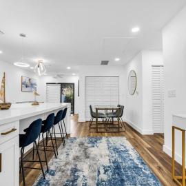 Modern Home with large private yard - Next to downtown & beach & airport - Pet friendly, hotel in Fort Lauderdale