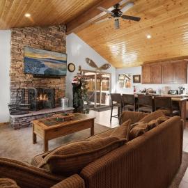 Lakeside Cottage, Charming 3-BDRM Retreat W Hottub