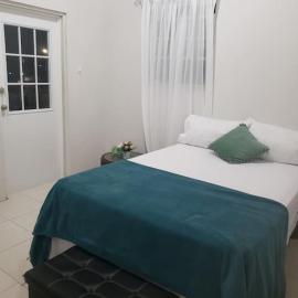 Home in Paradise Apt #2, hotel a Saint Philip