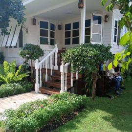 Baan Chay Klong, Canal side Classic Home 2BRs, hotel in Ban Bang Toei (1)