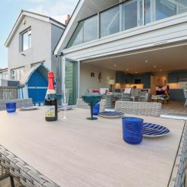 Bucket and Spades- Right on the Beach, hotel in Pevensey