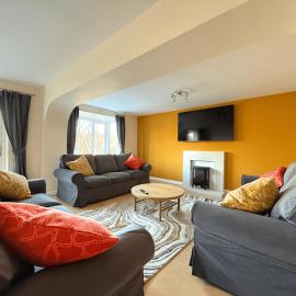 Stunning 4 BR Townhouse for 8 With Free Parking