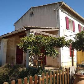 Les Néfliers, hotel u gradu Maillane