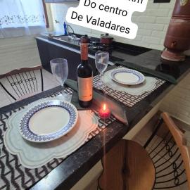 Flat na área central de Valadares Com AR garagem wifi cozinha completa para grupos ou casais
