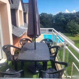 Appartement dans une résidence avec piscines, hotel in Carantec