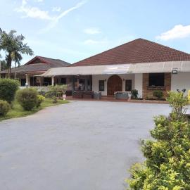 Spacious Bungalow with Large Outdoor in Sabah, hotel di Penampang