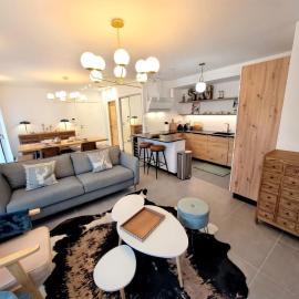 Appartement neuf lumineux et spacieux, proche centre, grande terrasse, parking inclus - FR-1-598-185