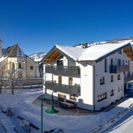 Ferienhaus mit 5 separaten Schlafmöglichkeiten, hotel in Wagrain