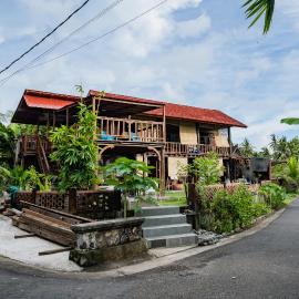 Riverside Medewi โรงแรมในAirsatang