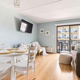Boardwalk Condo with Ocean View Balcony & Pool โรงแรมในโอเชียนซิตี