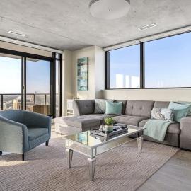 Executive Sky LUX - 2 BD 2BA Views Pool Patio & Gym, hótel í Calgary