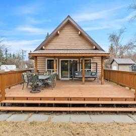 Lake Vibes 3 BD 1 BA Cottage steps from the Lake, hotel u gradu Rimbey