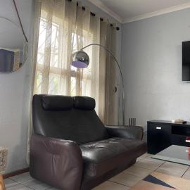 Cozy two bedroom apartment with Study, hotel in Sandton