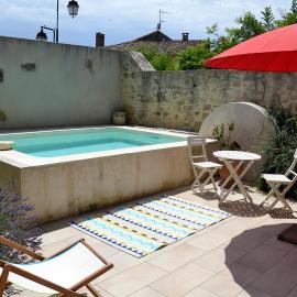 Maison de Charme, patio et piscine, wifi, hotell i Aujargues