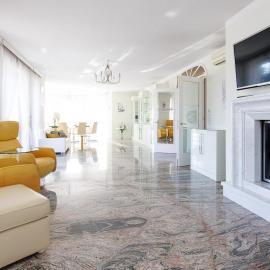 Luxury Villa with Indoor Pool, Jacuzzi, Sauna & Breathtaking City View, hotel v destinaci Klosterneuburg