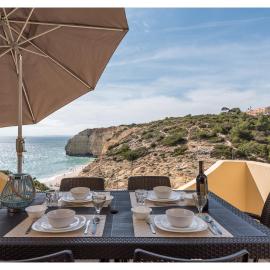 Oceanfront Escape in Carvoeiro - Breathtaking Algarve Views, hotel in Praia do Carvoeiro
